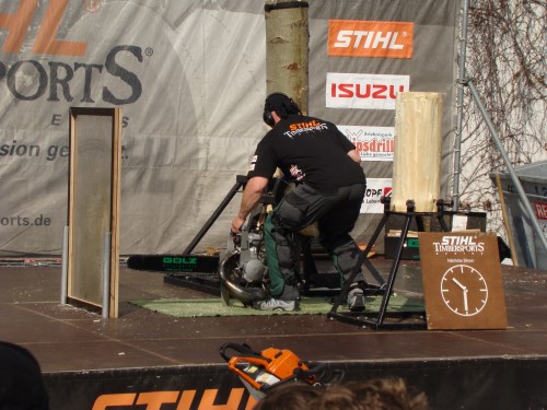 Die Firma STIHL präsentierte die hochgezüchteten Timbersports-Motorsägen, deren Ketten mit einer Geschwindigkeit von bis zu 120 km/h laufen.