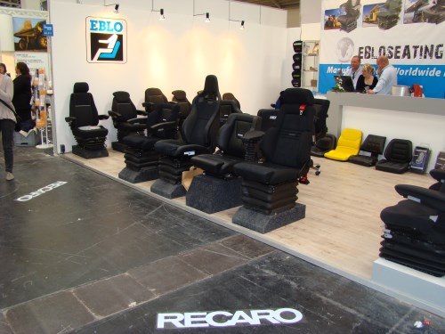 ... tune ich meinen Bagger mit einem Sportsitz von Recaro. Dann kann ich die zahlreichen Kurven und Spitzkehren mit Vollgas durchfahren und falle nicht aus dem Sitz