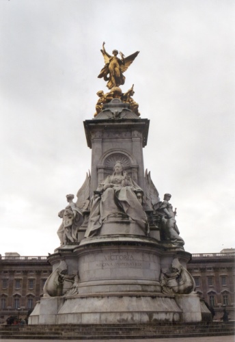 Ein kleiner Engel vor dem Buckingham Palace