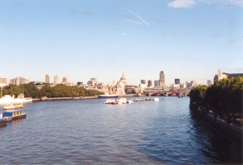 St. Pauls Cathedral (hier im Hintergrund mit der riesen Kuppel)