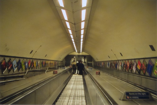 Underground (mit den Kilometer-langen Rolltreppen... das an den Wänden ist nur Plakatwerbung...)