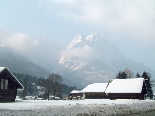 Hier ist die Zugspitze aus dem Tal zu sehen