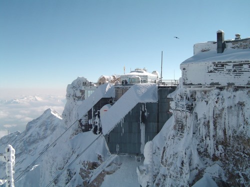Dort hinten ist dieses berühmte Kreuz der Zugspitze, Deutschlands höchster Punkt!