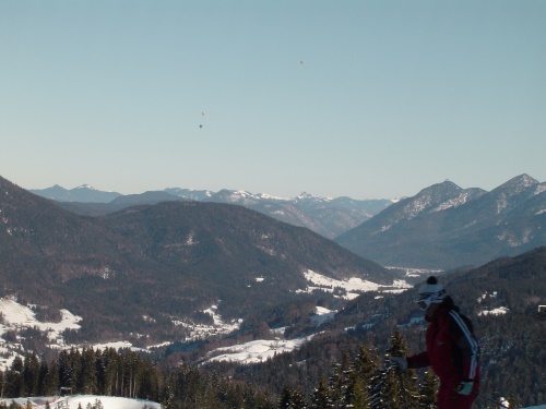 Am Himmel fliegen drei Bollone