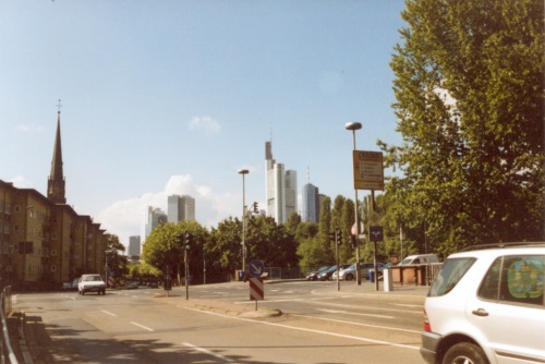 Hier steh ich vor der Tür der Jugendherberge. Man erahnt, wie nah wir am Stadtzentrum waren