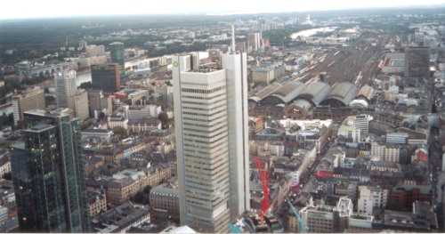 Hier ist der westliche Teil Frankfurts mit dem Hauptbahnhof zu erkennen