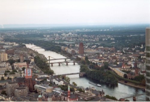 Hier sieht man den östlichen Teil Frankfurts mit dem Main. An der Brücke mit den vielen Bäumen (rechts unten) war unsere Jugendherberge