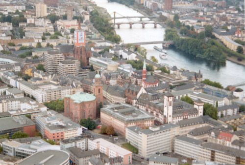 Hier kann man das historische Stadtzentrum mit dem Römer (Bildmitte) sehen