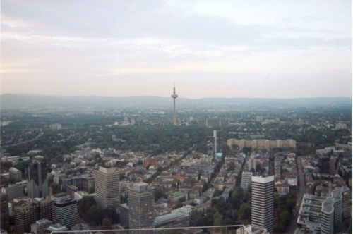 Hier ist der Fernsehturm Frankfurts zu sehen. Er hat, ähnlich dem Fernsehturm von Berlin, ein sich drehendes Café