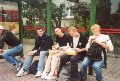 Hier sitzen Christian, Torsten, Stefan, Chris und Mauli (v.r.n.l.) an der Bushaltestelle