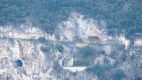 Hier ist der Weg gut zu sehen, darunter der alte Autotunnel, der nicht mehr benutzt wird - kurz vor Riva del Garda