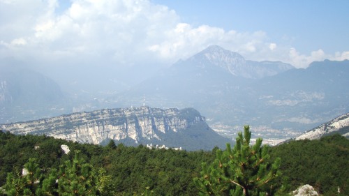 Schon aus einer guten Höhe fotografiert: Der Monte Brione mit dem rot-weißen Sendemast