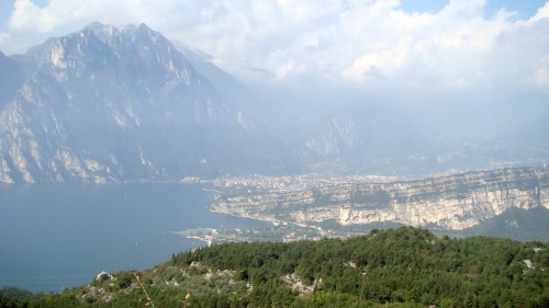 Torbole sul Garda und der Monte Brione, dahinter Riva del Garda