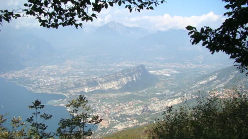Torbole sul Garda, der Monte Brione und Riva del Garda