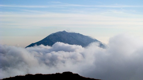 Dieser Gipfel, ca. 8 km enfert, müsste der Monte Telegrafo mit 2.200 m sein, auf den leider kein Weg hinauf führt