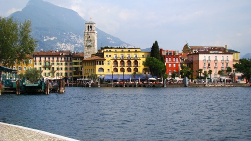 Die Hafenpromenade von Riva del Garda