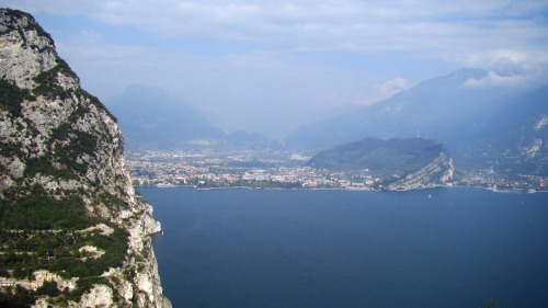 Riva del Garda und der Monte Brione