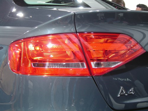 Die Rückleuchten sehen nun auch denen vom A5 sehr ähnlich. Hab aber bei Audi auch schon schönere gesehen...