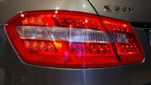 Mercedes-Benz E-Klasse - Rückleuten mit passiver LED-Beleuchtung
