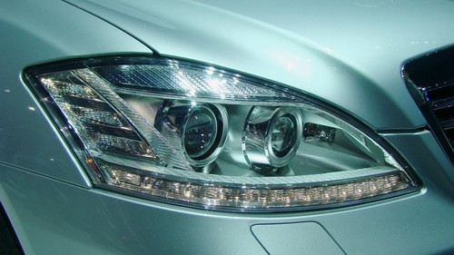 Mercedes-Benz S-Klasse - Frontscheinwerfer mit Bi-Xenon sowie LED-Stand- und Blinklicht