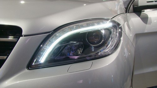 Mercedes-Benz M-Klasse - Frontscheinwerfer mit Bi-Xenon sowie LED-Stand- und Blinklicht
