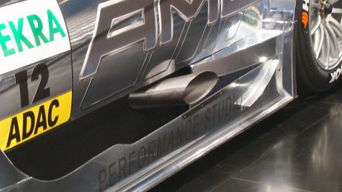 Mercedes-Benz DTM-Rennwagen mit dickem Auspuff