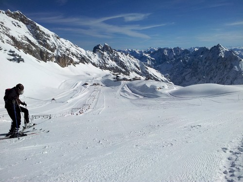 Die Piste sieht flach aus... weil man den Hang hinter der Kante nicht sehen kann