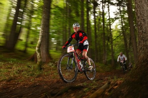 01.06.2014 - Tegernsee MTB-Marathon: Nach dem Schlammabschnitt führt der Trail durch den Wald