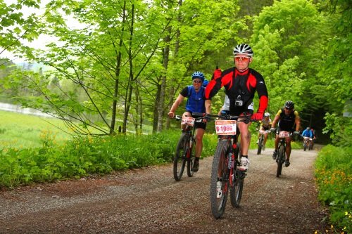 01.06.2014 - Tegernsee MTB-Marathon: Kurz bevor es in den ersten Anstieg geht ist noch alles easy