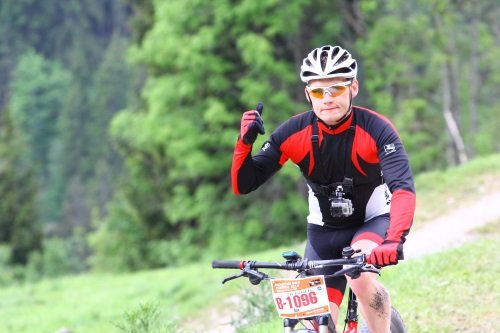 01.06.2014 - Tegernsee MTB-Marathon: Anstieg zum höchsten Punkt der Strecke - Alex schaut immer noch entspannt aus