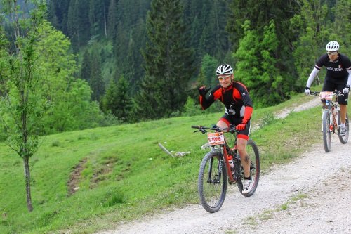 01.06.2014 - Tegernsee MTB-Marathon: Anstieg zum höchsten Punkt der Strecke - Alex schaut immer noch entspannt aus