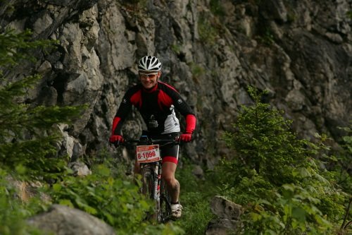 01.06.2014 - Tegernsee MTB-Marathon: Bevor es auf die Schotterabfahrt geht, gibt es ein enges Stück mit guter Sicht in 100 m Tiefe (senkrecht)