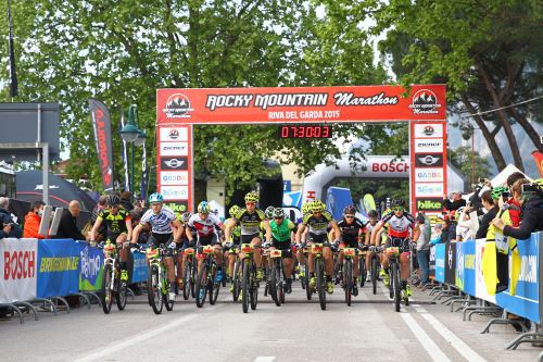 Rocky Mountain BIKE Marathon in Riva del Garda: 07:30:03 Uhr - der erste Startblock wurde pünktlich auf die Strecke geschickt