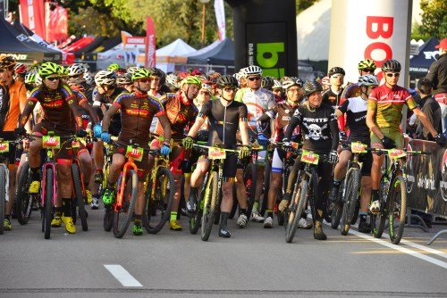 Rocky Mountain BIKE Marathon Riva del Garda 2016 - kurz vor dem Startschuss um 7:35 Uhr stehen die Teilnehmer bereit