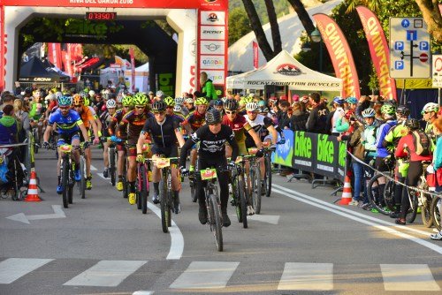 Rocky Mountain BIKE Marathon Riva del Garda 2016 - kurz nach dem Startschuss um 7:35 Uhr machen sich die Teilnehmer auf den Weg