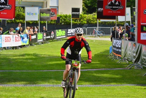 Rocky Mountain BIKE Marathon Riva del Garda 2016 - Alex kommt erschöpft im Ziel an