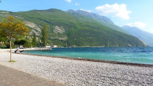 Der Strand von Torbole sul Garda - im Hintergrund der Monte Altissimo