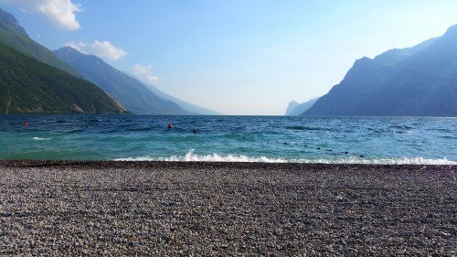 Gardasee - Blick von Torbole Richtung Süden (Der See ist so groß, dass man das südliche Ufer nicht sehen kann.)