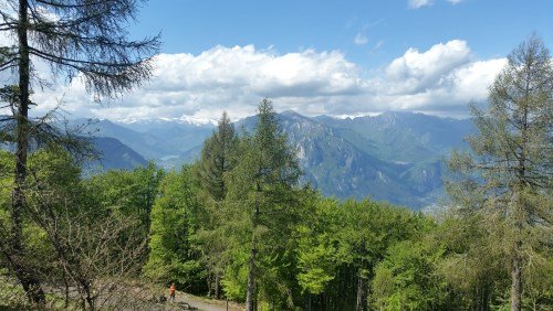 Auf dem Weg zum Monte Altissimo-Gipfel kann man den Ledro-See sehen