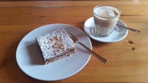 Milchkaffee und Kuchen