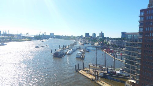 Blick von der Besucherplattform der Elbphilharmonie: der Hamburger Hafen mit den Landungsbrücken