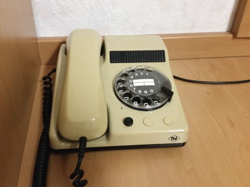 Ein Schnurtelefon mit Wählscheibe