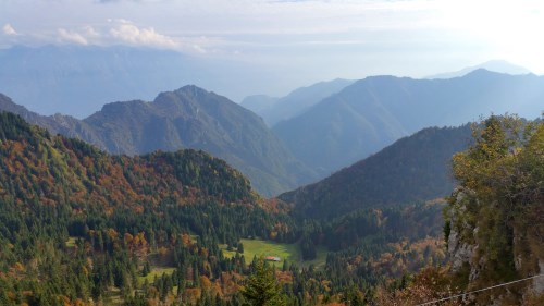 ...rechts ist in der Ferne der Gardasee zu sehen.