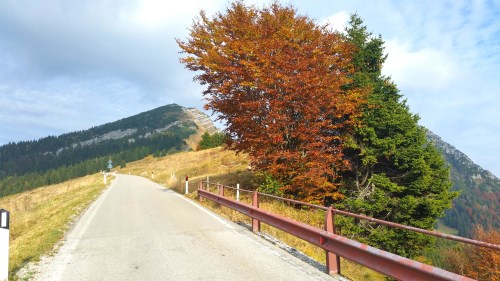 Kurz vor dem Tremalzo-Pass: Die Straße verläuft auf der Bergkante...