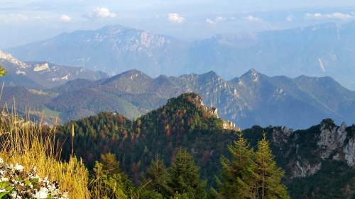 Der ferne Gipfel links ist der Monte Altissimo