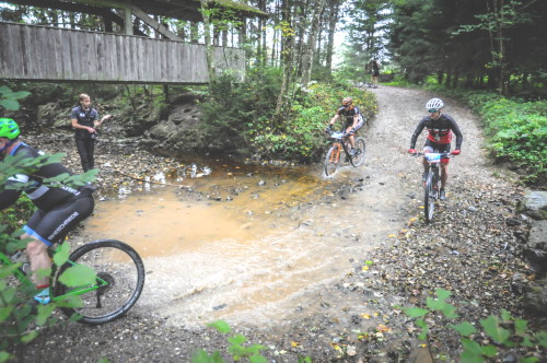 8. Kemptener AUTO BROSCH Bike Marathon - die Bachdurchfahrt und im Hintergrund der gestürzte Biker