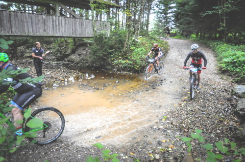 8. Kemptener AUTO BROSCH Bike Marathon - die Bachdurchfahrt und im Hintergrund der gestürzte Biker