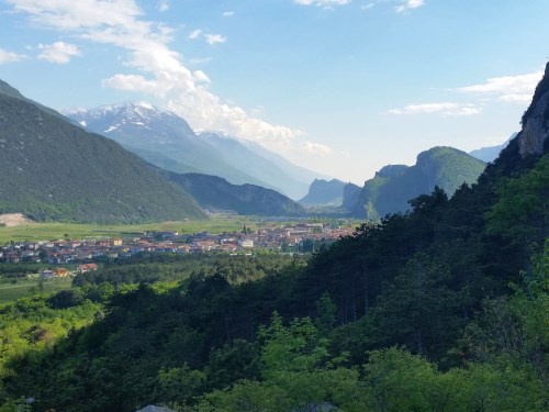 Blick aus Richtung Dro nach Süden zur Burg von Arco und den Monte Brione, der den Gardasee verdeckt