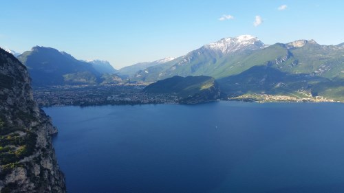 Blick von Pregasina hinunter auf den Gardasee, Riva del Garda, Monte Brione und Torbole sul Garda