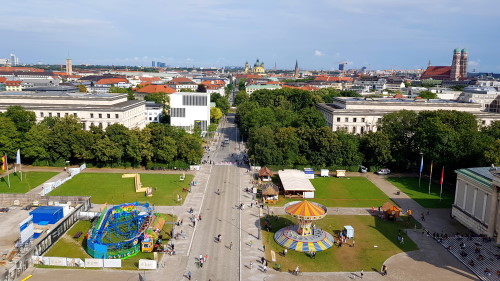 München - Sommer in der Stadt: Blick aus dem Riesenrad am Königsplatz Richtung Theatinerkirche, Ten Towers, Highlight Towers, Frauenkirche und HVB Tower